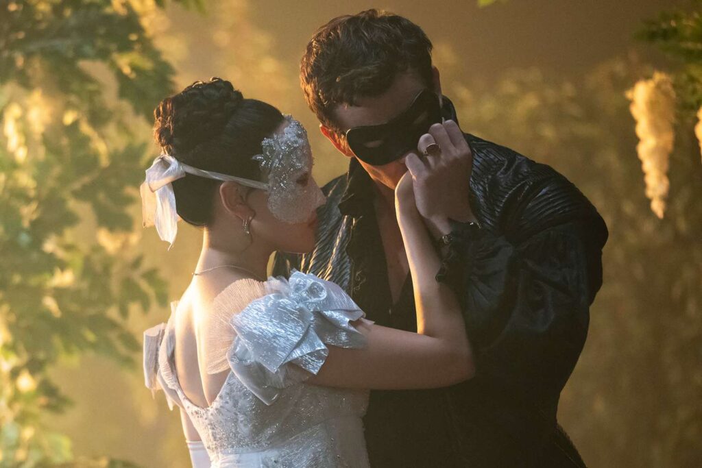 Benedict and Sophie share a masked moment and 'bidgarton' season 4 first look