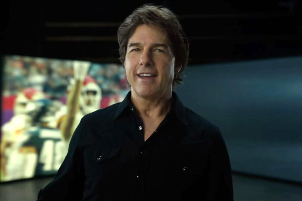 Tom Cruise takes his detailed stunt a pleas to the super Bwl 2025: gives a football HMRU's award.