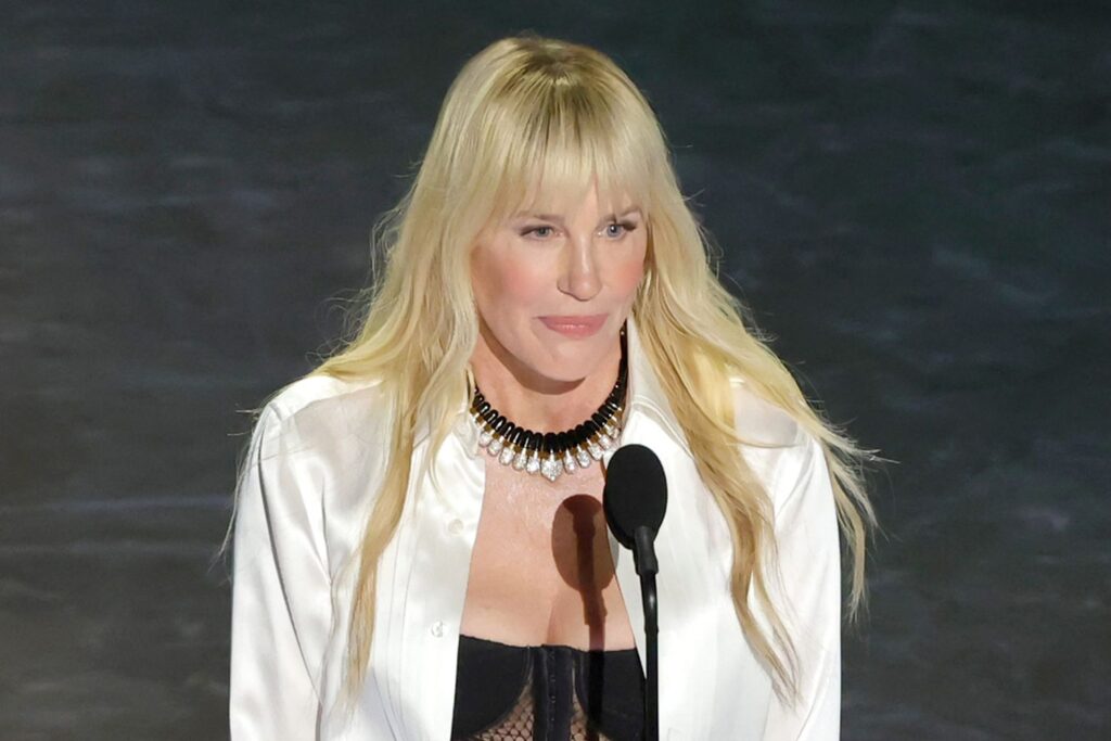 Daryl Hannah Talk Ukrainian struggle cries and honors 'kill billing' on stage and 2025 oscars